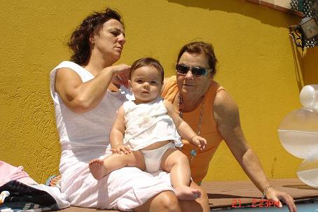 Amb la Iaia i la Tieta Yoli a la Piscina dels meus tiets